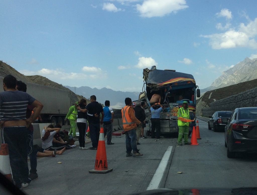 LA SONORA DINAMITA SUFRE FUERTE ACCIDENTE ANTES DE LLEGAR A MONTERREY 0