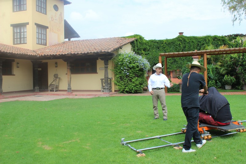 Don Pedro Rivera haciendo video de No llega el olvido