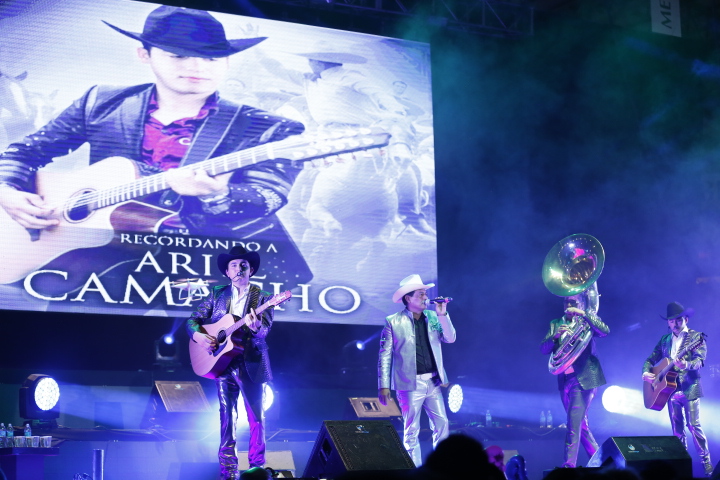 Los Plebes recordando a Ariel Camacho / Foto: Alonso Quijano