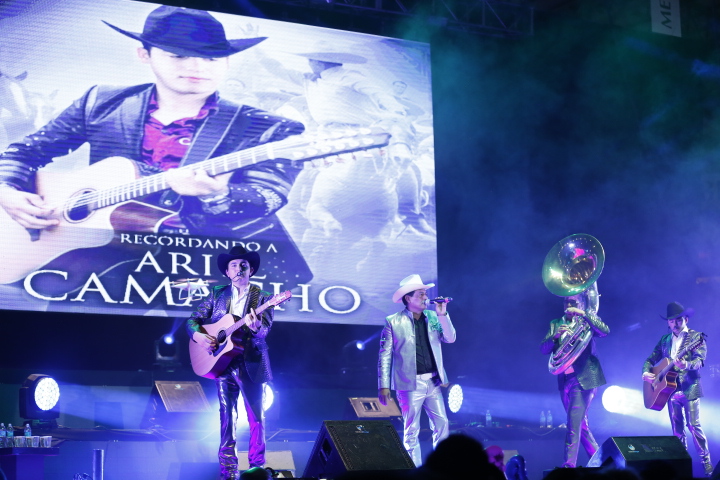 Los Plebes recordando a Ariel Camacho / Foto: Alonso Quijano 