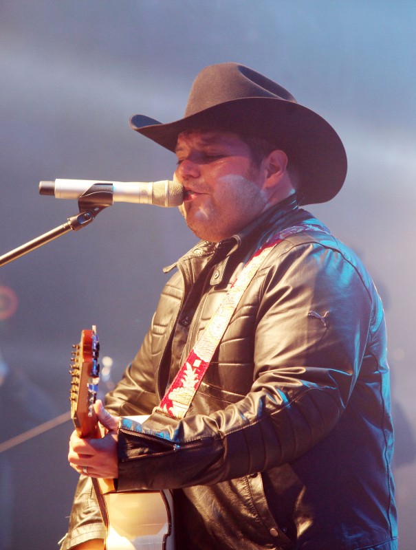 Interpreta con gran sentimiento sus canciones Duelo
