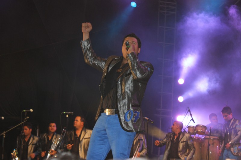 Oswaldo cantando