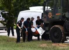 Imagen de la camioneta con los policías viendo la escena.