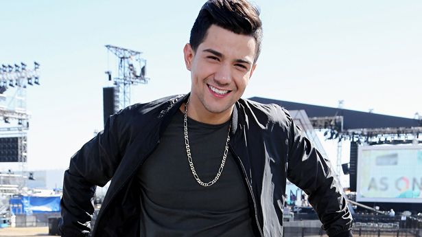 LUIS CORONEL ENTONÓ EL HIMNO DE ESTADOS UNIDOS EN EL PARTIDO DE LA NFL