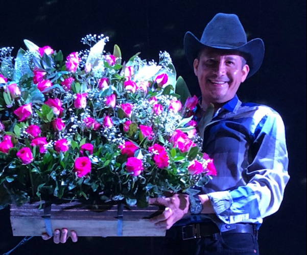 CONQUISTAN A PACO BARRÓN CON FLORES DURANTE PRESENTACIÓN