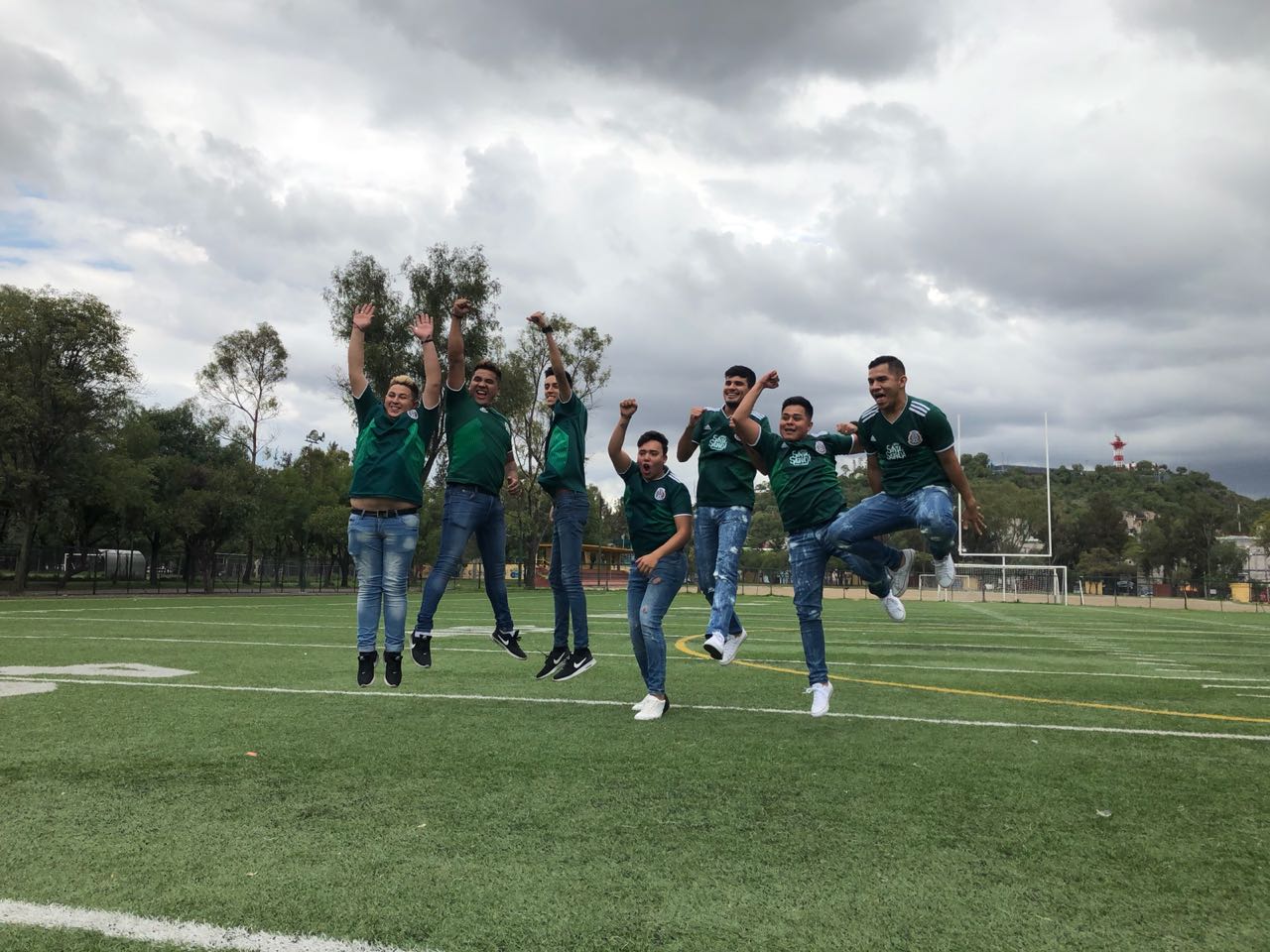 El mundial los inspira y le cantan “Gol” a México