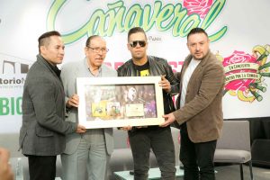 GRUPO CAÑAVERAL RECIBE UN DISCO DE ORO 0