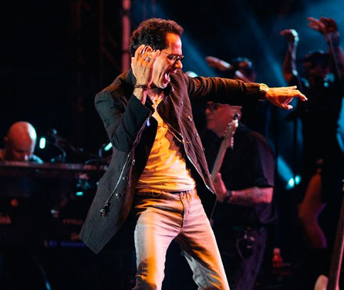 ¡MARC ANTHONY ENCUENTRA A SU DOBLE EN PLENO CONCIERTO!