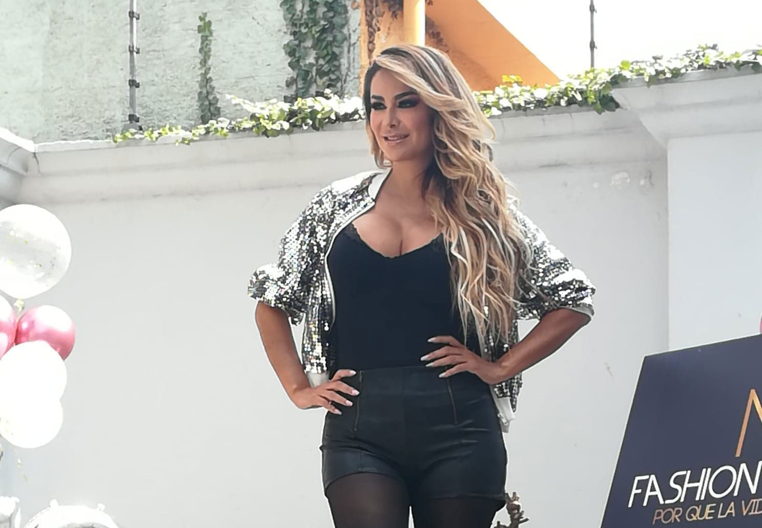 NINEL CONDE MANDA FAJA A CHIQUIS DE SU LÍNEA DE ROPA