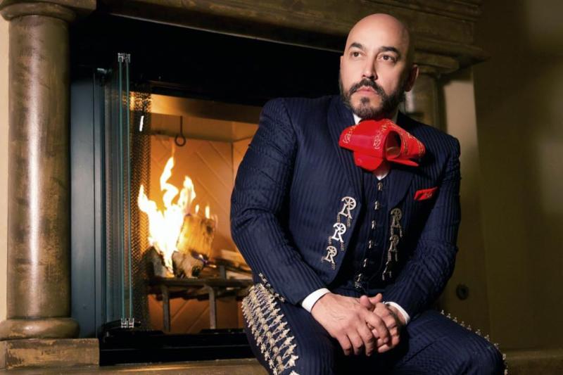 ¡LUPILLO RIVERA ESTRENA “A TRAVÉS DEL VASO”!