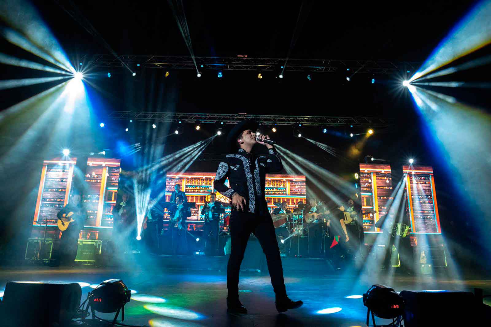 ¡CHRISTIAN NODAL CELEBRA LANZAMIENTO EN TIMES SQUARE!