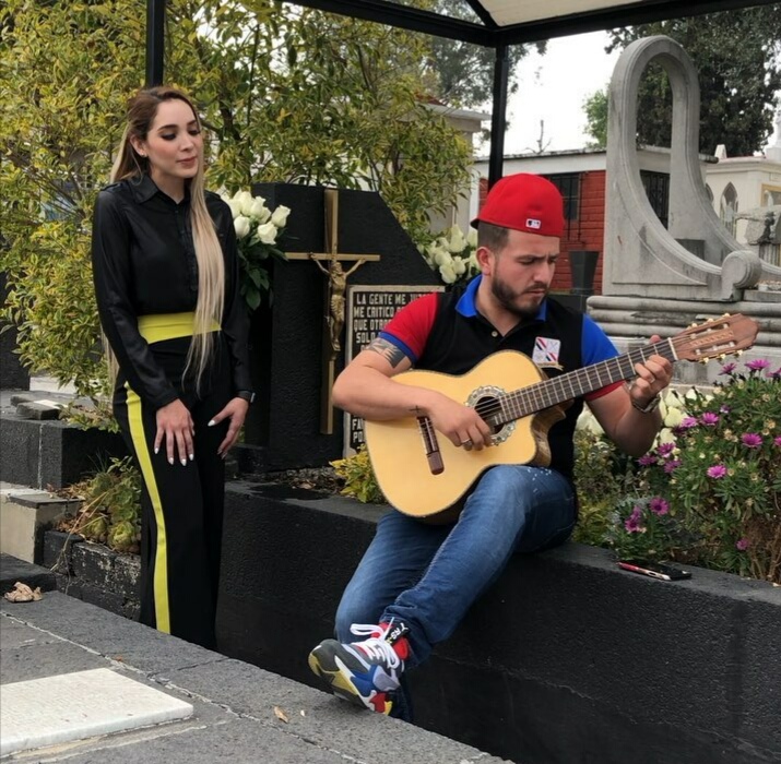 MELISSA PLANCARTE LLEVÓ SERENATA A SU PADRE EN ANIVERSARIO LUCTUOSO