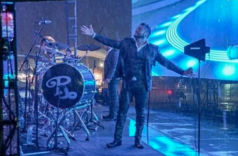 Banda El Recodo ofrece concierto bajo la lluvia
