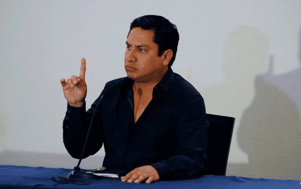 Circula video de Julión Álvarez, al parecer, orinando