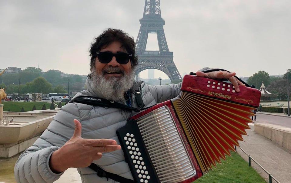 Celso Piña cumple su sueño y toca frente a la Torre Eiffel