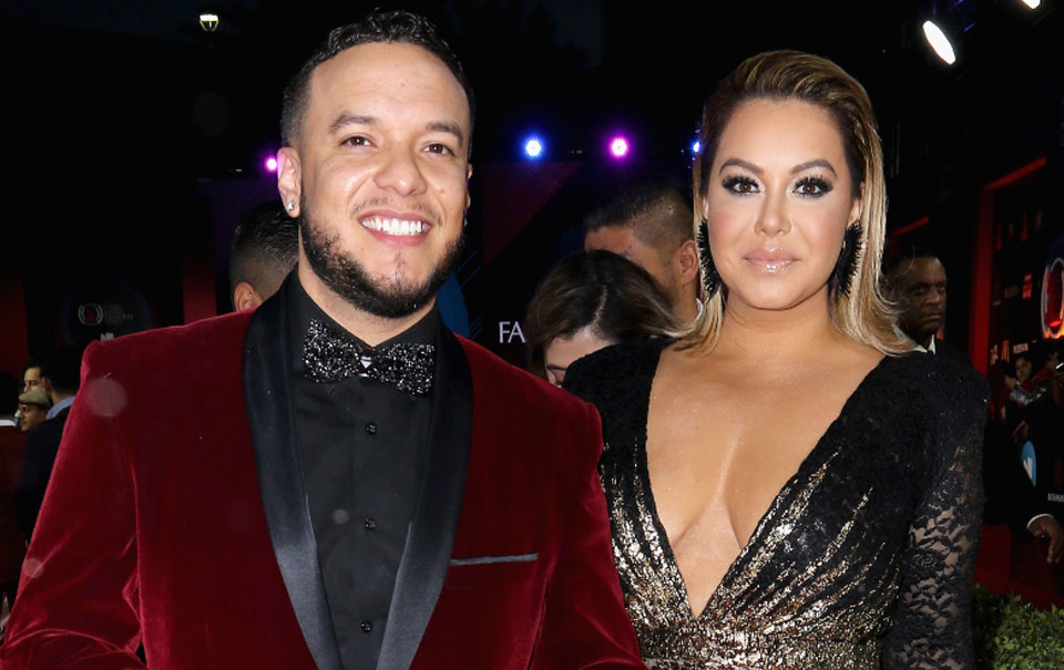 Chiquis y Lorenzo visitan a familiares de víctimas del Paso Texas