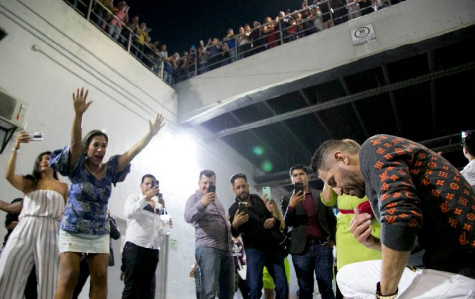 Más de 1000 personas se quedan afuera del concierto de Pancho Barraza