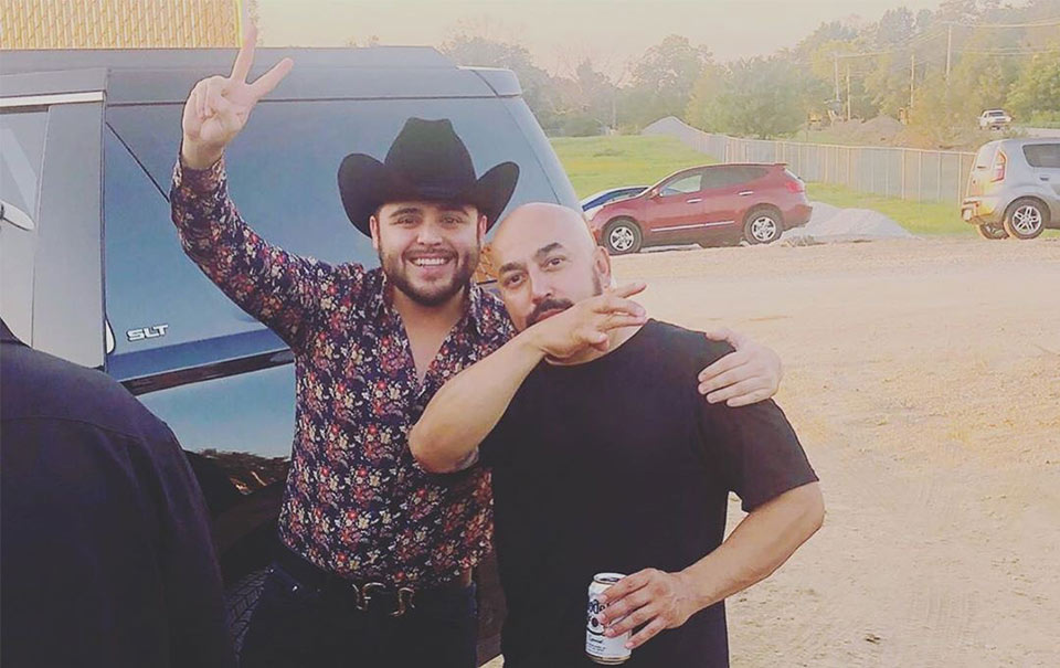 Gerardo Ortiz y Lupillo Rivera juntos en el escenario