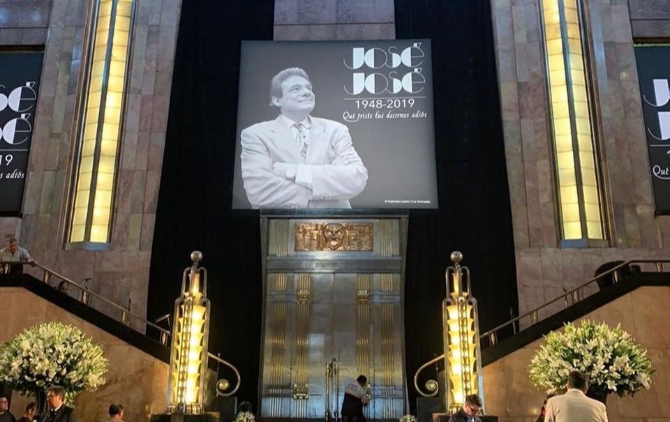 Cortejo fúnebre de José José en el Palacio de Bellas Artes