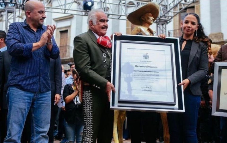 Vicente Fernández le rinde homenaje a José José