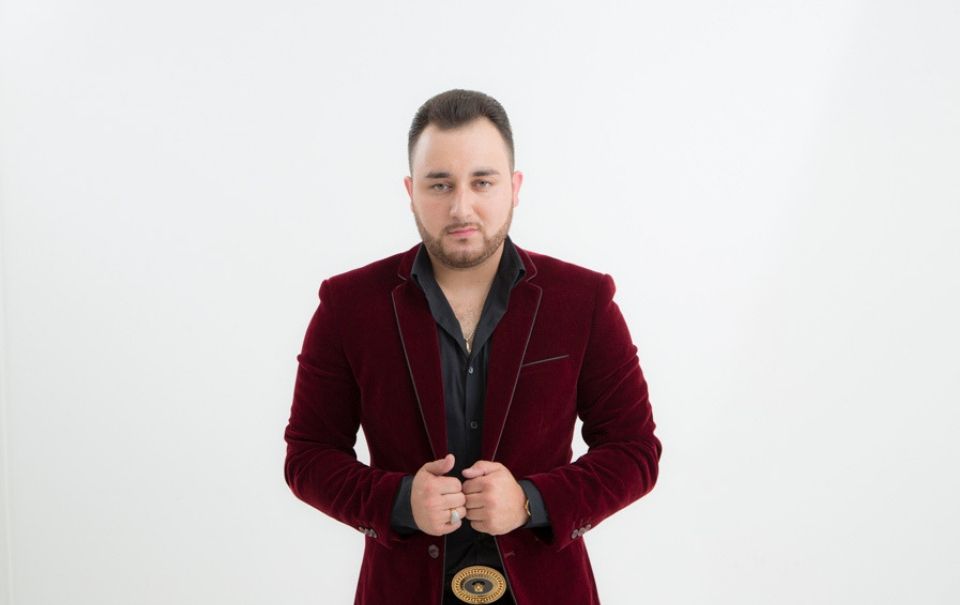 Kevin Ortiz mezcla bachata con sierreño