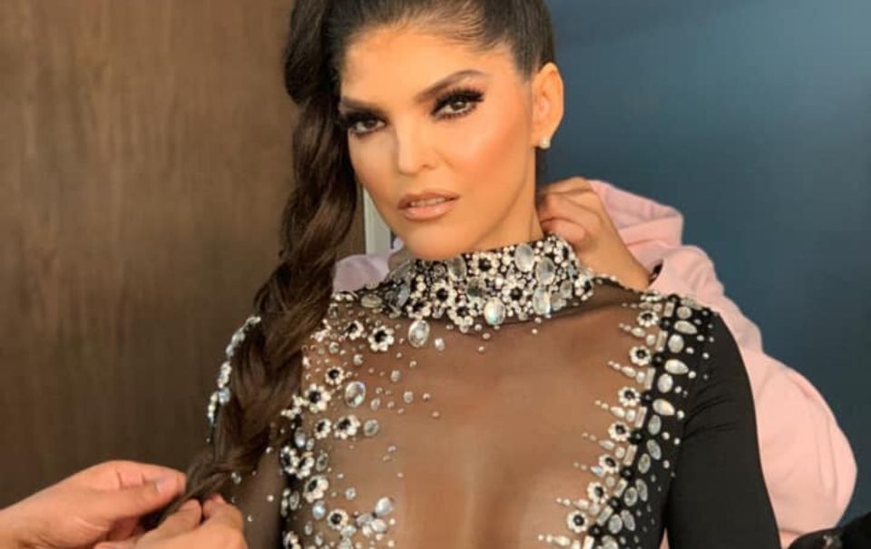 Mamá regaña a Ana Bárbara por su sexy vestido