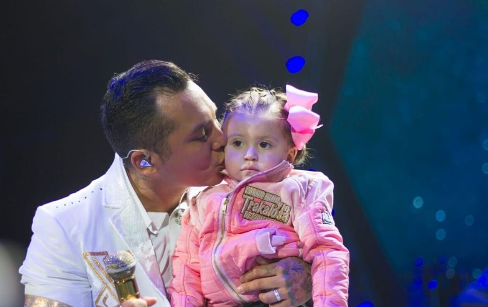 Edwin Luna le cantó a su bebé en el escenario (video exclusivo)