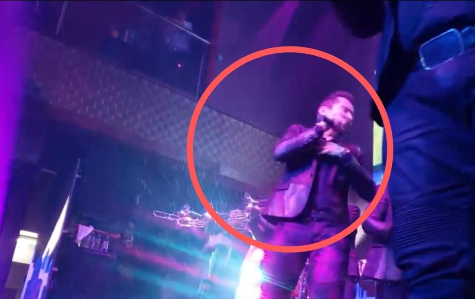 Memo Garza de “La Adictiva” recibe botellazo en pleno concierto (video)