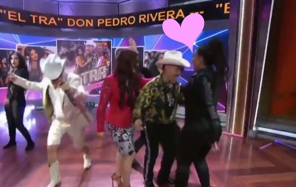 Conductora le roba un beso a Don Pedro Rivera frente a su esposa (video)