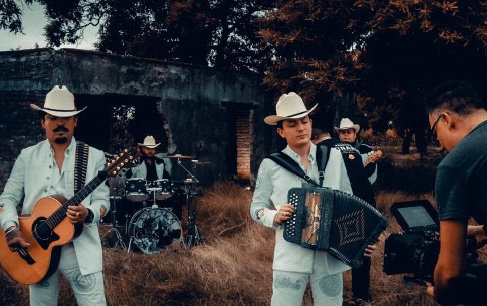 Los Dos Carnales graban video oficial de “El Envidioso”