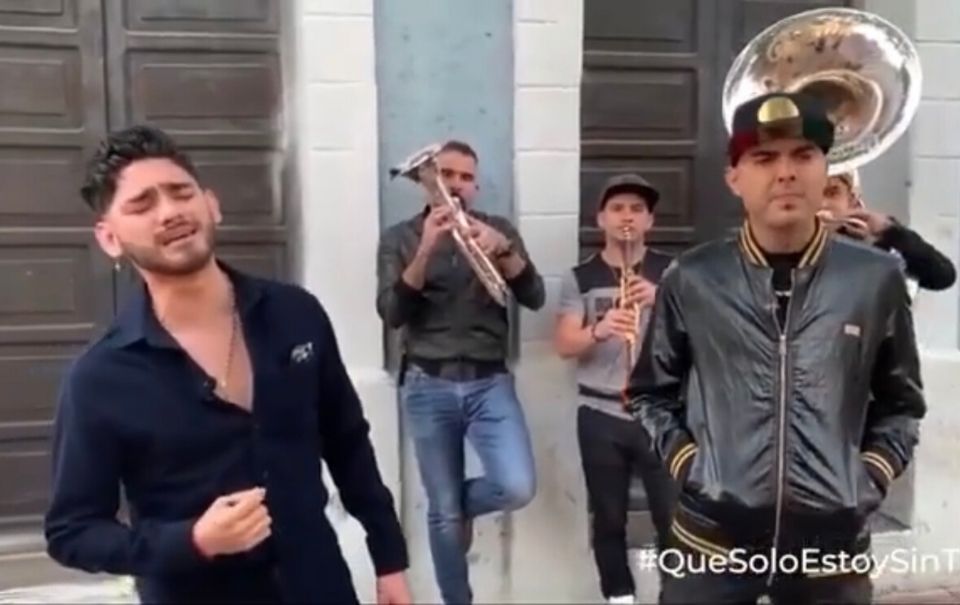 Ricky Yocupicio y Geovanni Mondragón cantan en las calles de Mazatlán