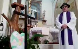 No se rían: Sacerdote da misa por facebook y olvida quitar filtros 0