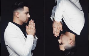 Luis Coronel cantó al revés una canción 2