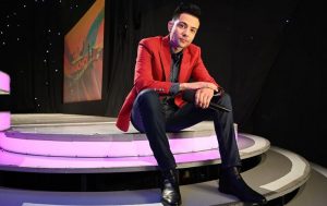 Luis Coronel cantó al revés una canción 1