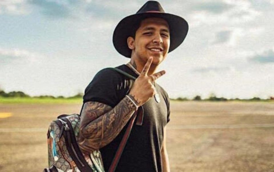 Christian Nodal canta sin camisa causa polémica con opiniones buenas y malas
