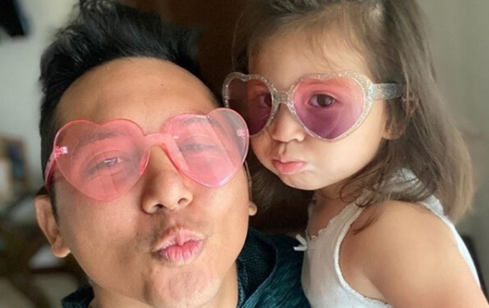 Gianna, la hija de Edwin Luna muestras sus primeros dotes musicales 