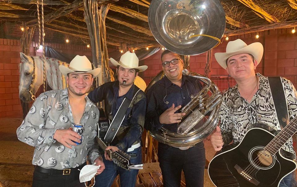 Los Plebes del Rancho y Lenin Ramírez armaron la carnita asada