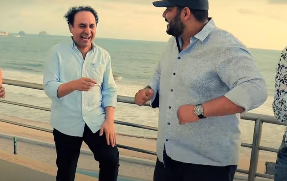 Cantantes de opera cantan “‘O sole mio” en banda