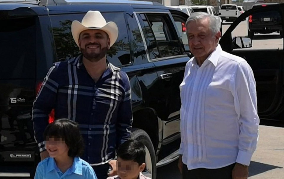 ¡El Komander y AMLO juntos! Entérate del por qué de la polémica foto