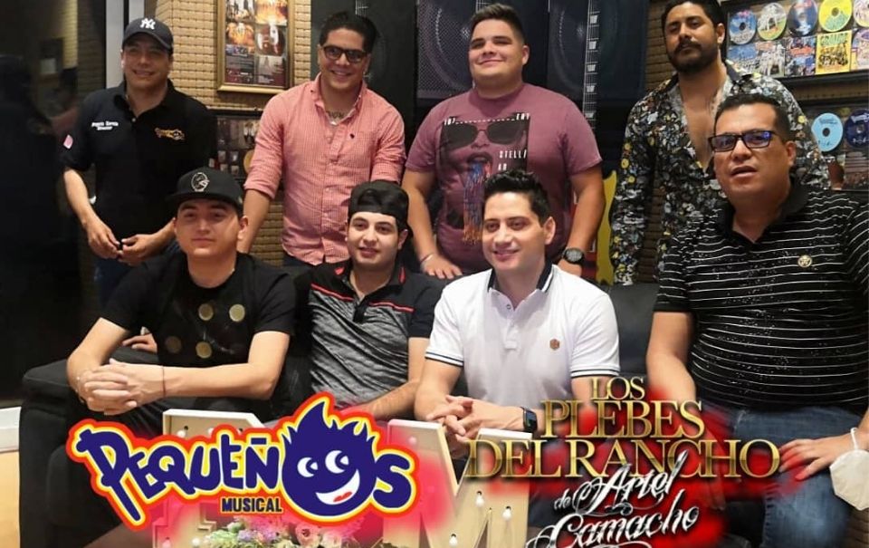 Pequeños Musical hacen dueto romántico con Los Plebes del Rancho