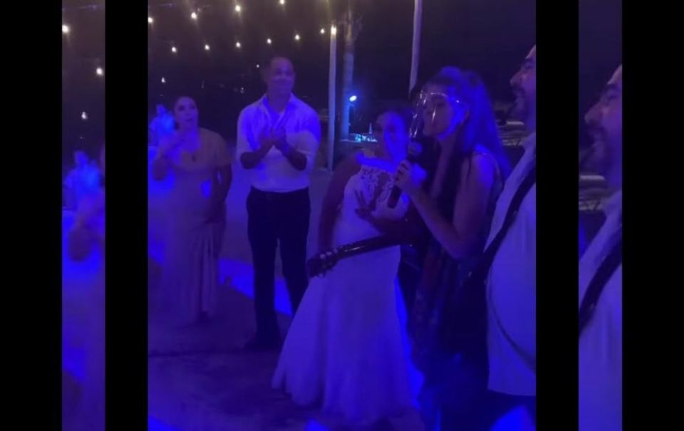 Ana Bárbara llegó a cantar de sorpresa a una boda