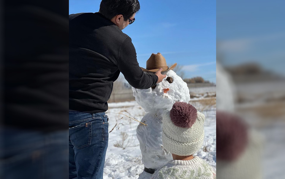 Julión Álvarez juega en la nieve con su hija, y desata dudas.