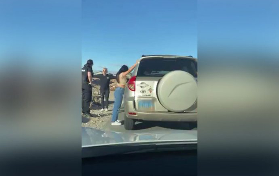 Policía encuentra a su esposa con otro hombre que conoció en Tinder