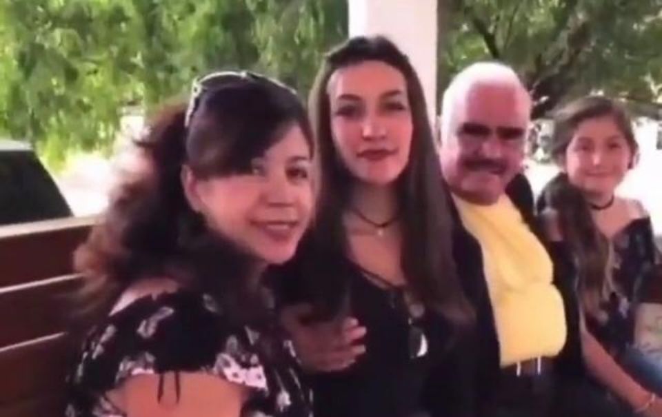 Vicente Fernández es criticado por video viral con una fan