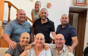 “El Flaco” y su familia se rapan en apoyo a su madre 0