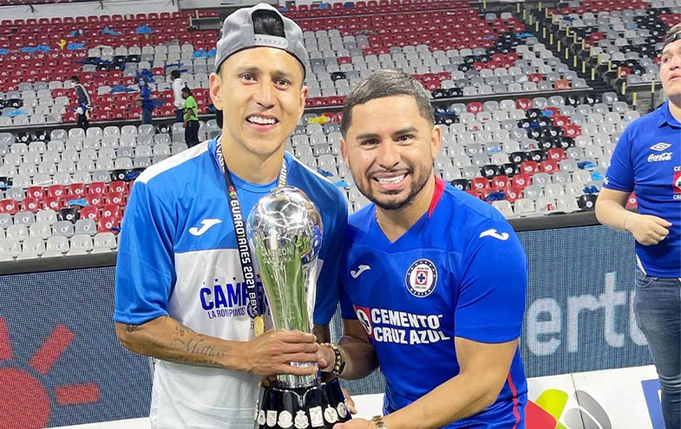 Larry Hernández canta durante el festejo de Cruz Azul