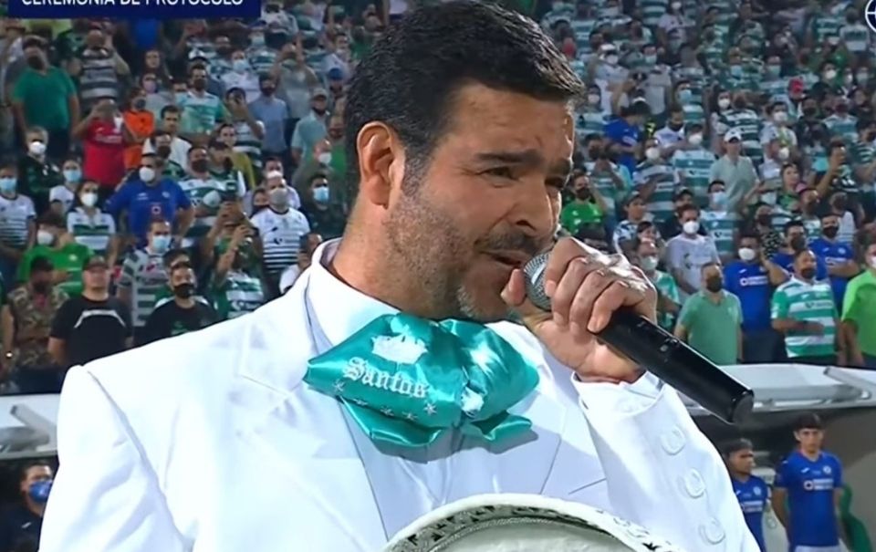 Pablo Montero le cambia la letra al himno nacional, podría ser multado
