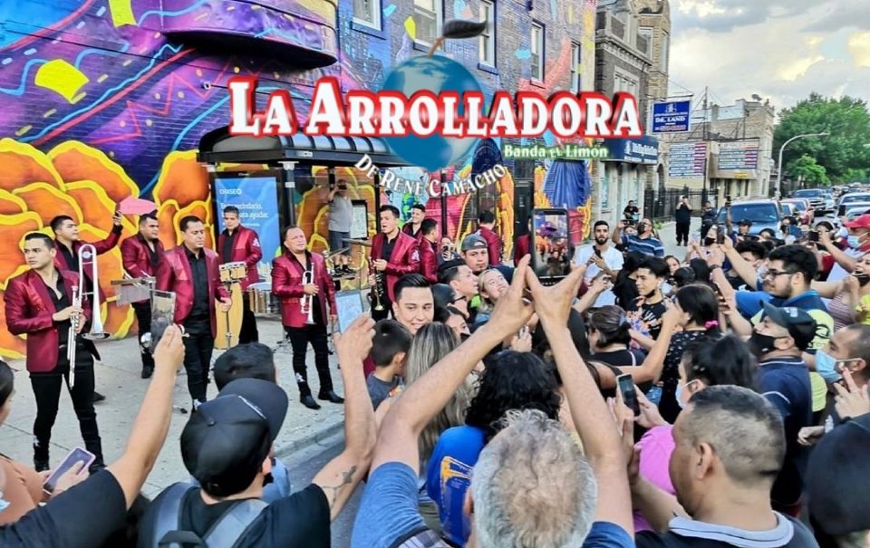 La Arrolladora detiene el tráfico en las calles de Chicago para tocar