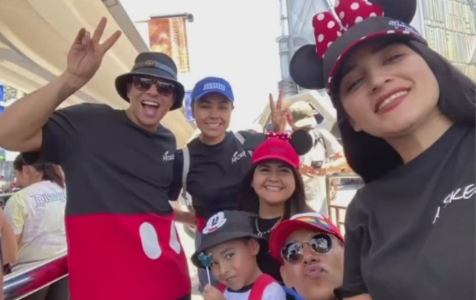 Eduin Caz se lleva a su familia de paseo por Disneyland