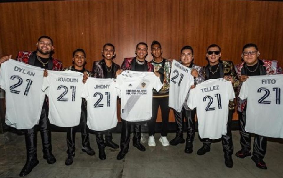 LA Galaxy entregaron playeras a Grupo Firme 